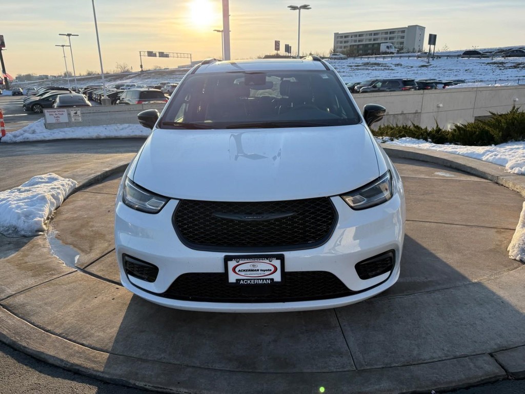 Chrysler Pacifica Vehicle Full-screen Gallery Image 09