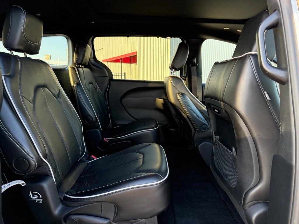 Chrysler Pacifica Vehicle Full-screen Gallery Image 10