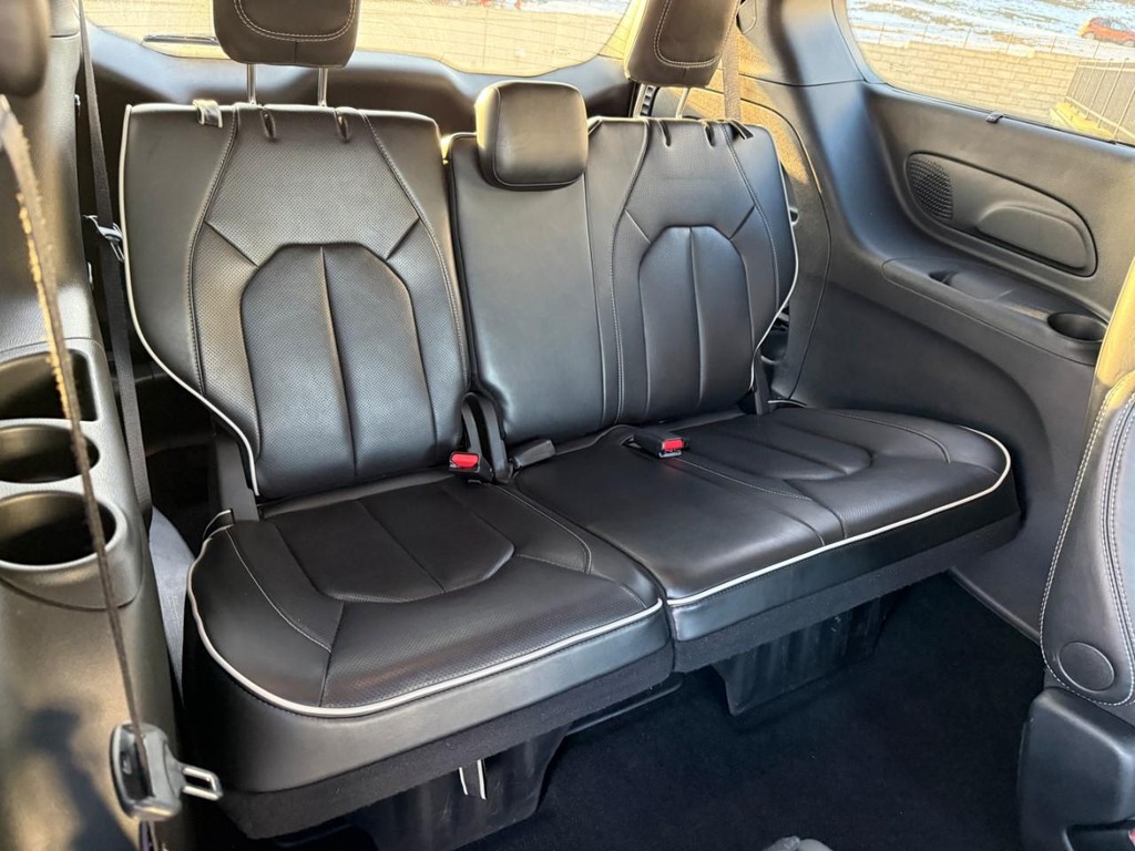 Chrysler Pacifica Vehicle Full-screen Gallery Image 11