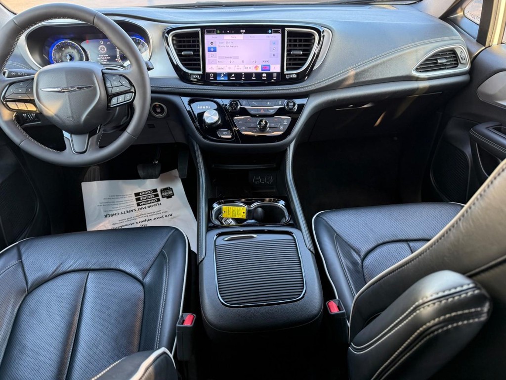 Chrysler Pacifica Vehicle Full-screen Gallery Image 12