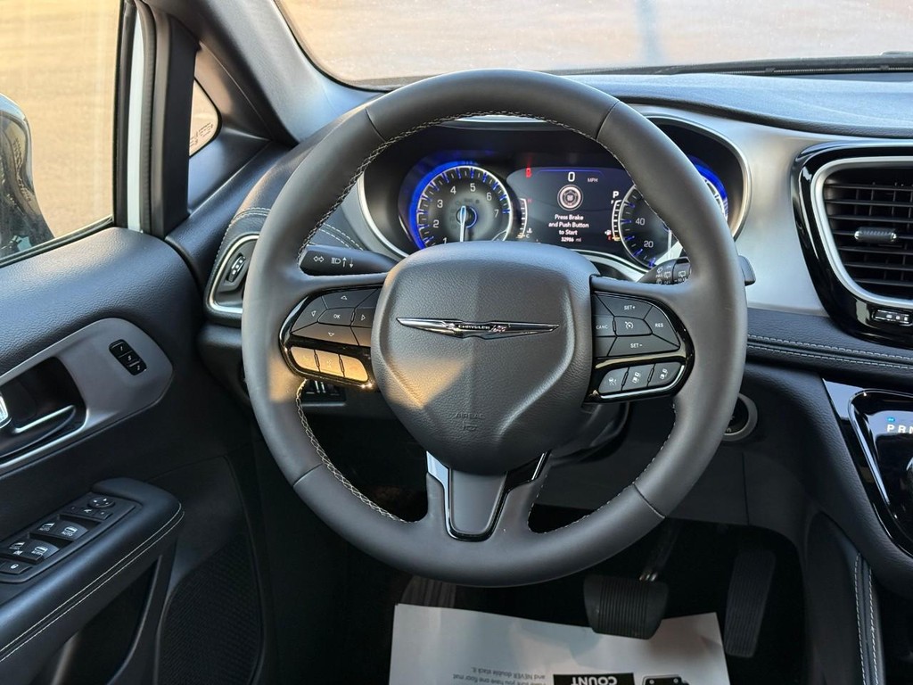 Chrysler Pacifica Vehicle Full-screen Gallery Image 13