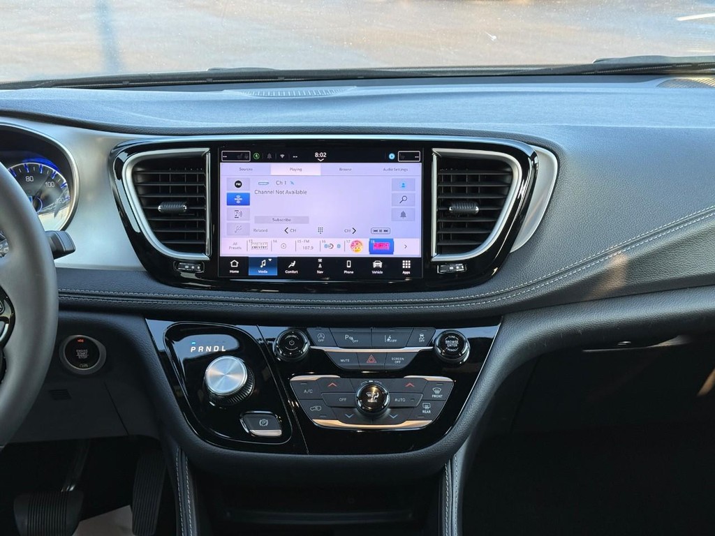 Chrysler Pacifica Vehicle Full-screen Gallery Image 14