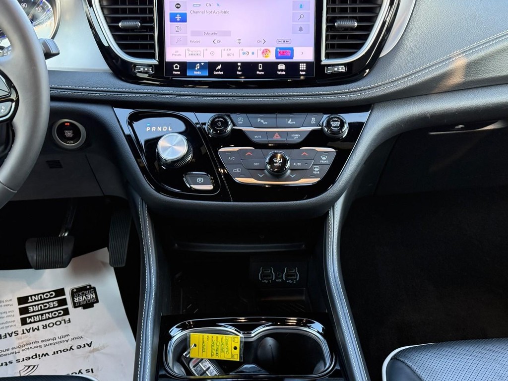 Chrysler Pacifica Vehicle Full-screen Gallery Image 15