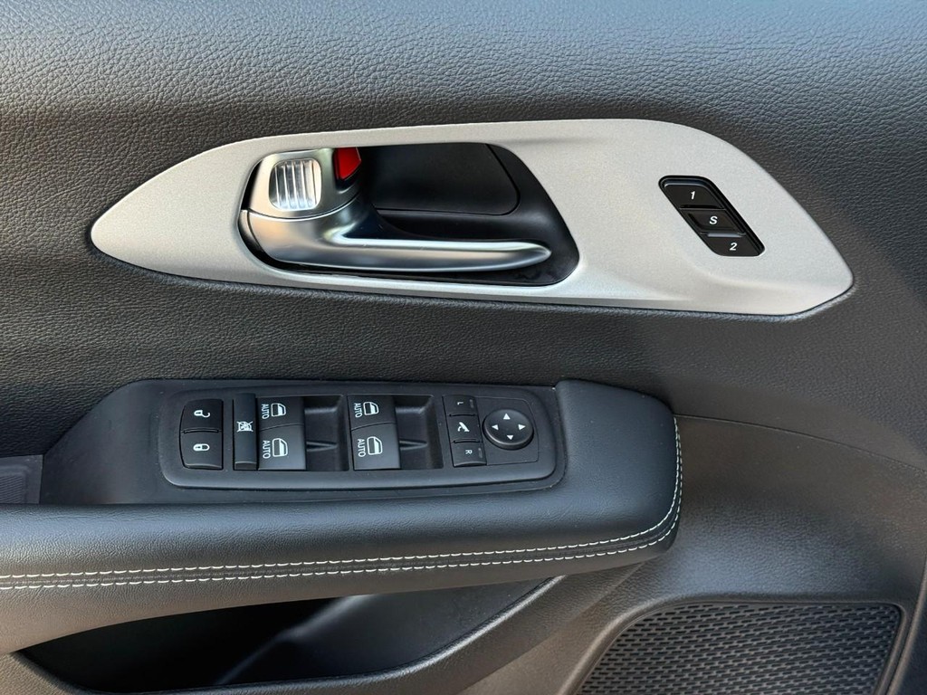 Chrysler Pacifica Vehicle Full-screen Gallery Image 16