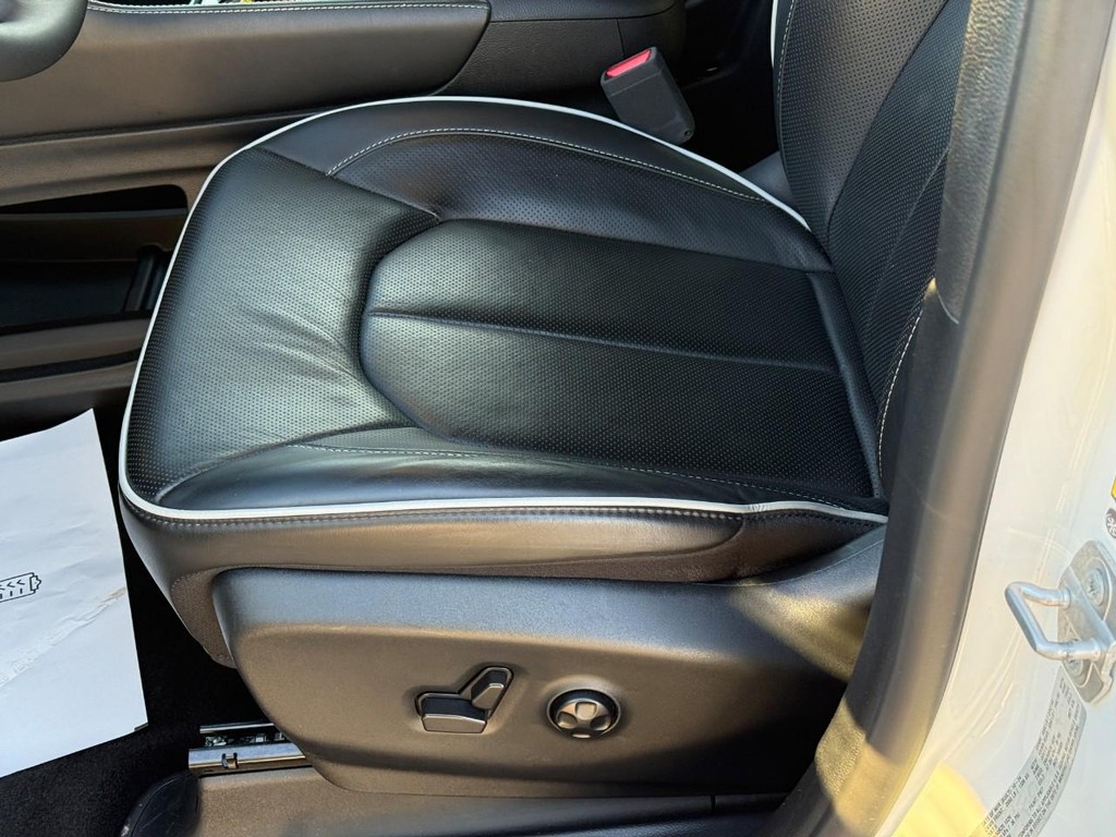 Chrysler Pacifica Vehicle Full-screen Gallery Image 18