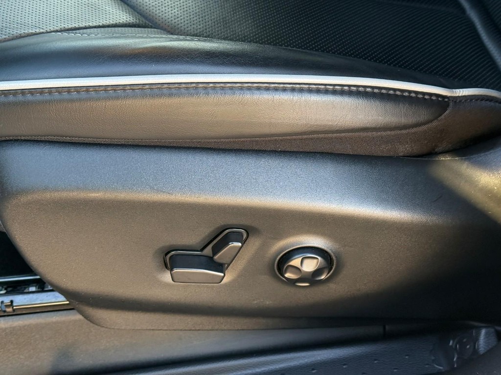 Chrysler Pacifica Vehicle Full-screen Gallery Image 19