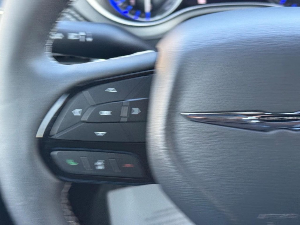 Chrysler Pacifica Vehicle Full-screen Gallery Image 20