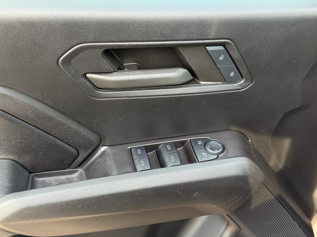 Chevrolet Colorado Vehicle Full-screen Gallery Image 15