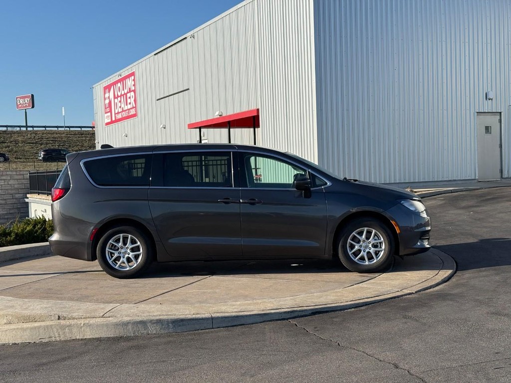 Chrysler Voyager Vehicle Full-screen Gallery Image 02