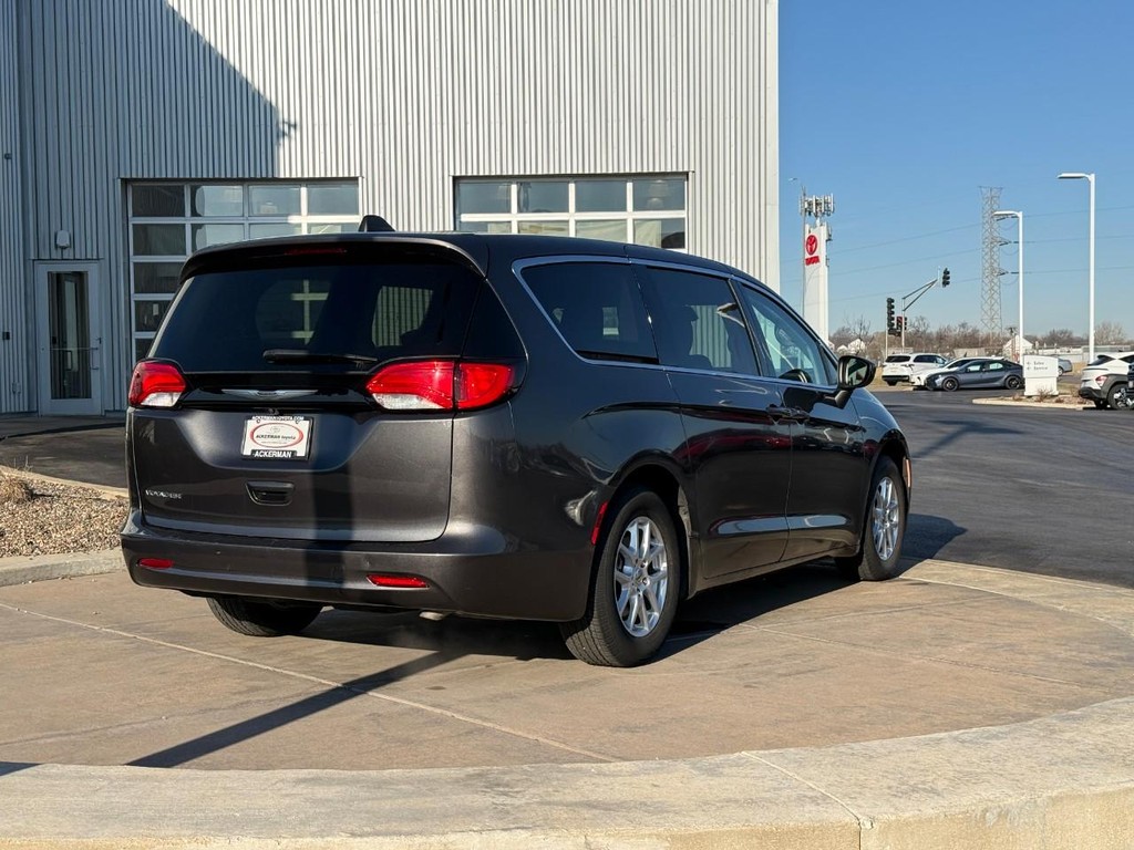 Chrysler Voyager Vehicle Full-screen Gallery Image 03