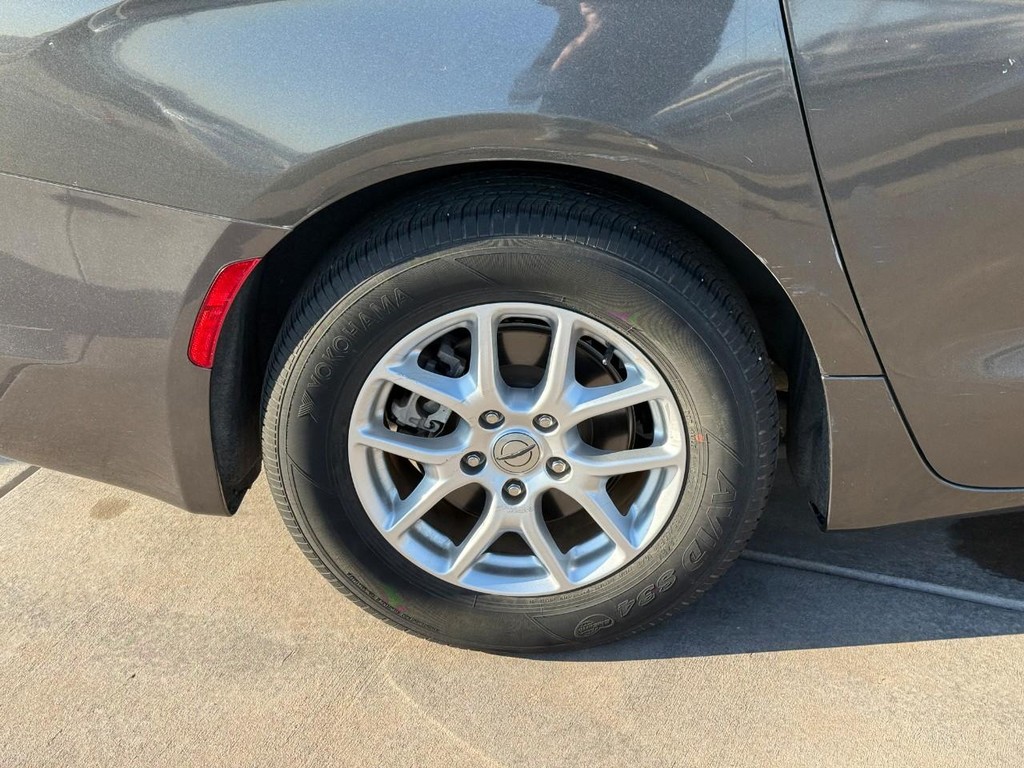 Chrysler Voyager Vehicle Full-screen Gallery Image 04