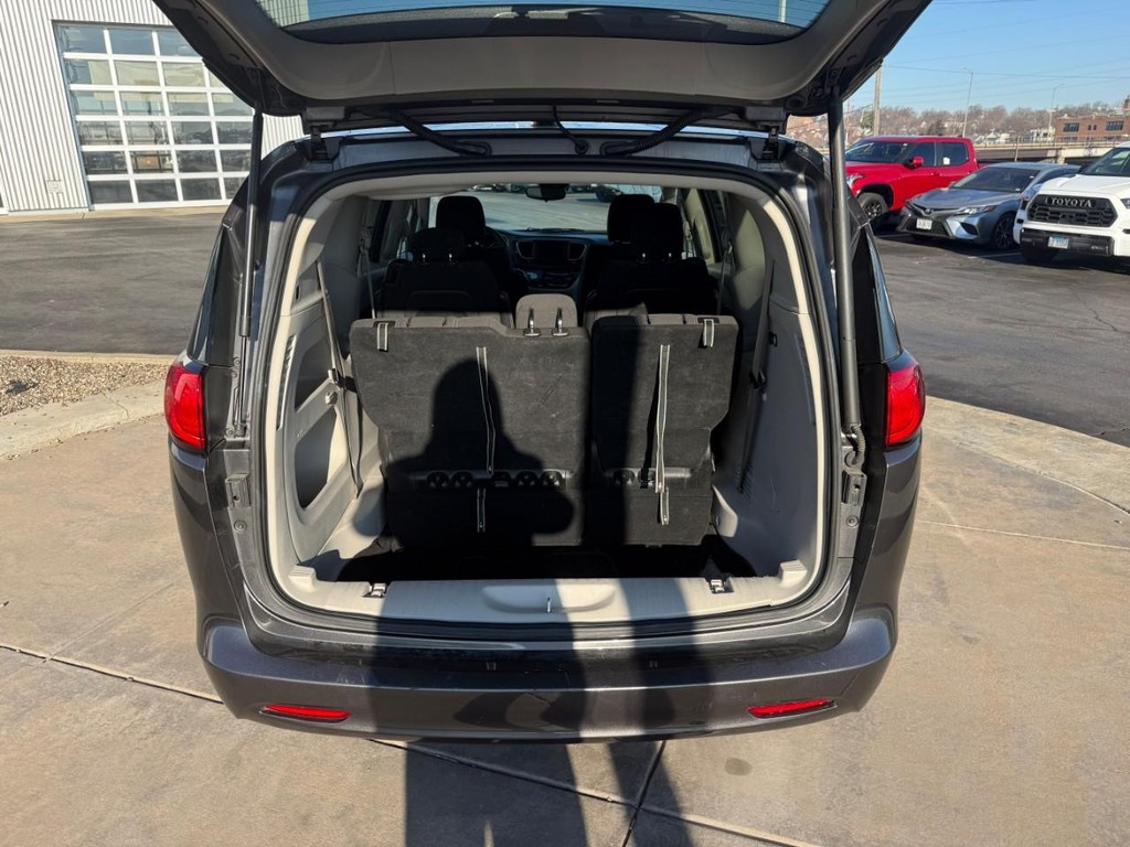 Chrysler Voyager Vehicle Full-screen Gallery Image 05