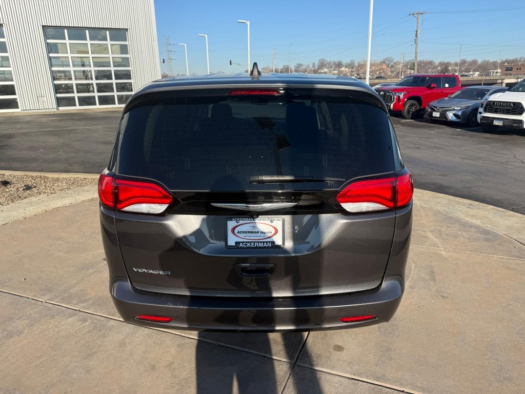 Chrysler Voyager Vehicle Full-screen Gallery Image 06