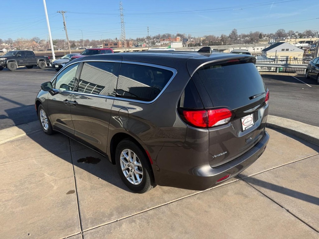 Chrysler Voyager Vehicle Full-screen Gallery Image 07