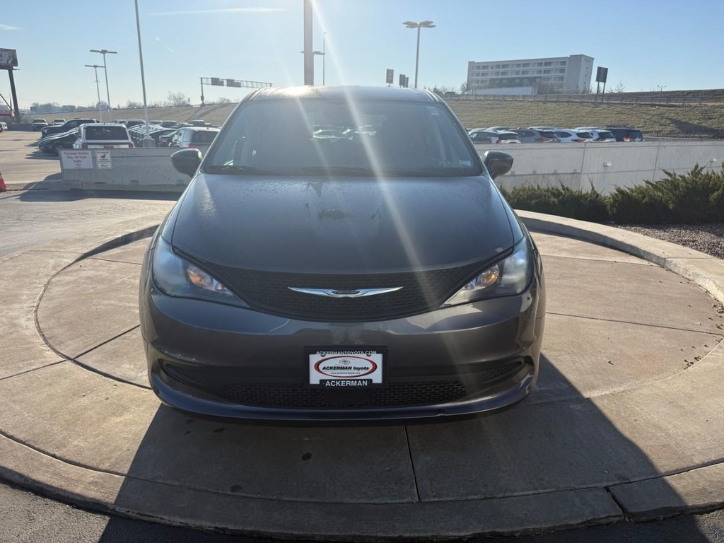 Chrysler Voyager Vehicle Full-screen Gallery Image 09