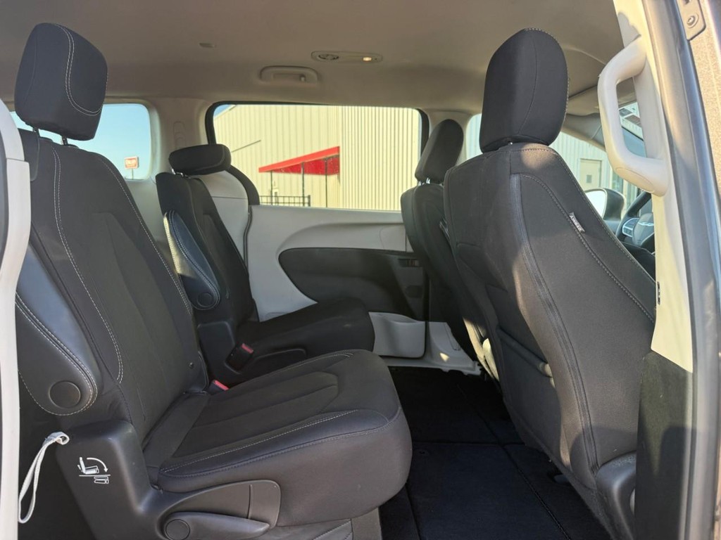 Chrysler Voyager Vehicle Full-screen Gallery Image 10