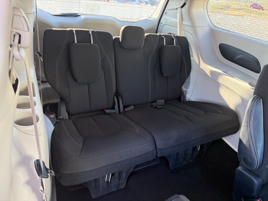 Chrysler Voyager Vehicle Full-screen Gallery Image 11