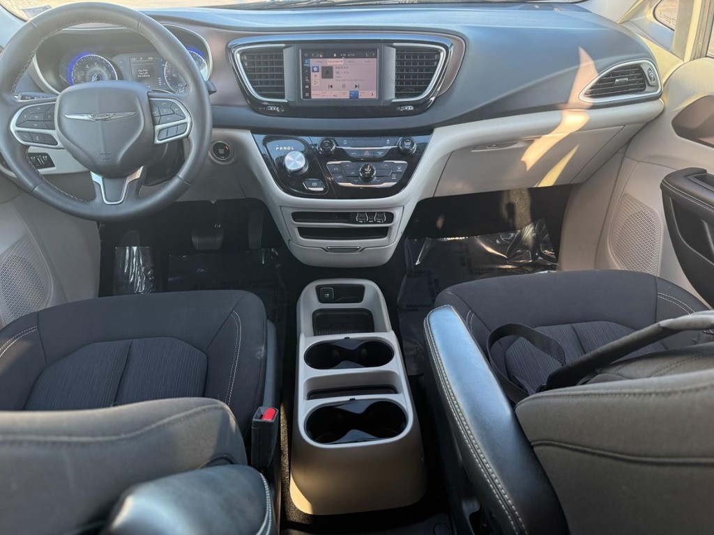 Chrysler Voyager Vehicle Full-screen Gallery Image 12