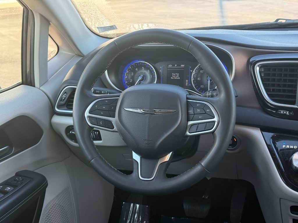 Chrysler Voyager Vehicle Full-screen Gallery Image 13