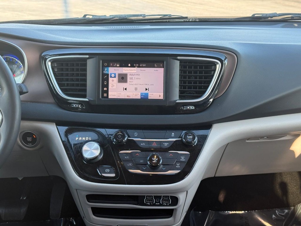 Chrysler Voyager Vehicle Full-screen Gallery Image 14