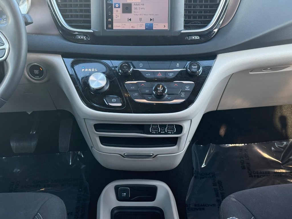 Chrysler Voyager Vehicle Full-screen Gallery Image 15