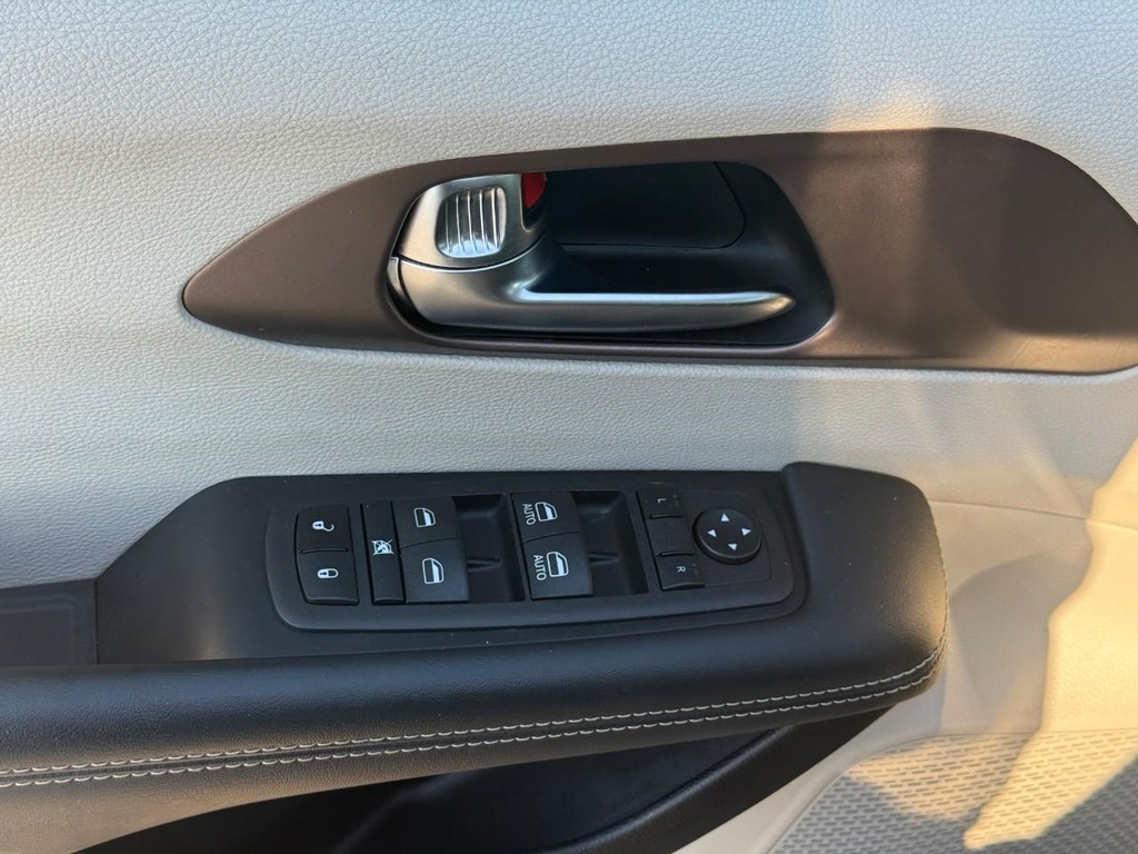 Chrysler Voyager Vehicle Full-screen Gallery Image 16