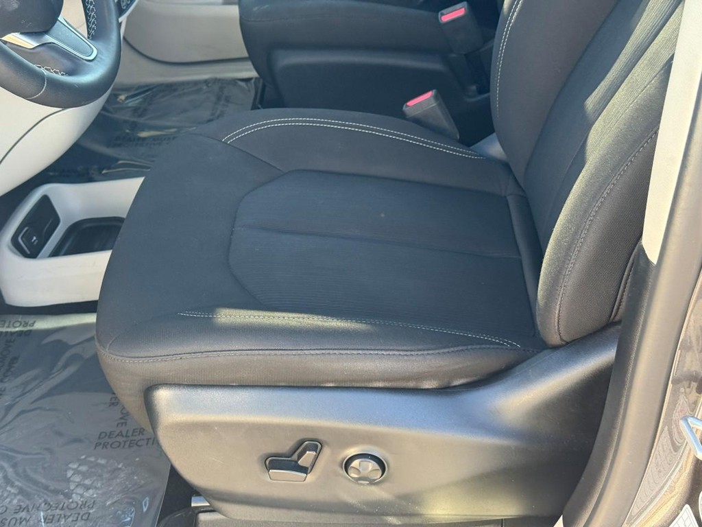 Chrysler Voyager Vehicle Full-screen Gallery Image 17