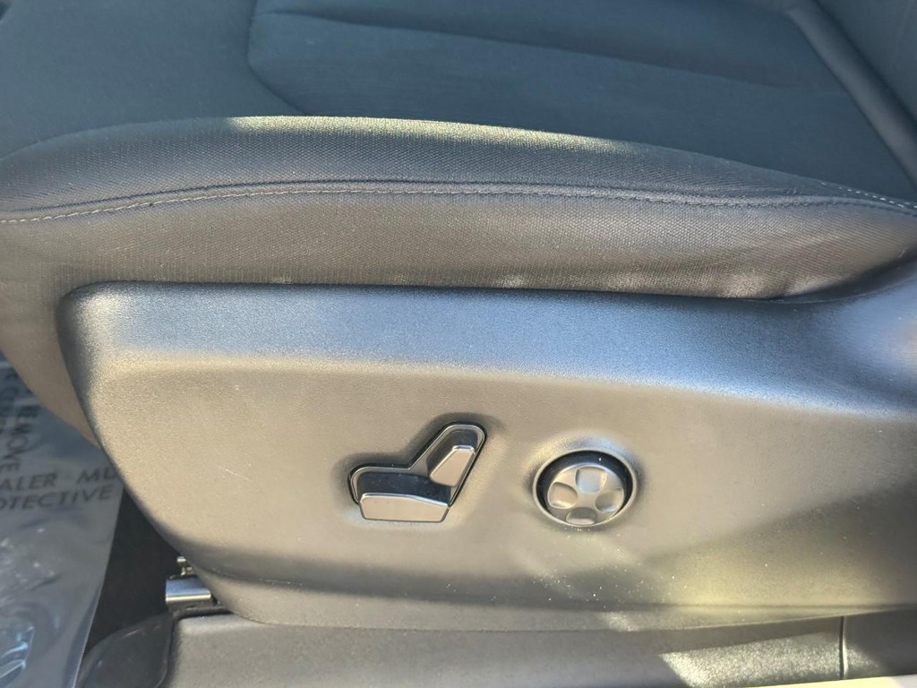 Chrysler Voyager Vehicle Full-screen Gallery Image 18