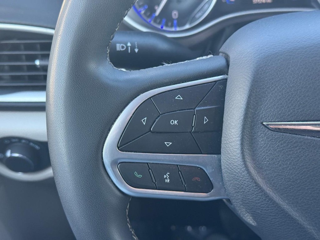 Chrysler Voyager Vehicle Full-screen Gallery Image 19