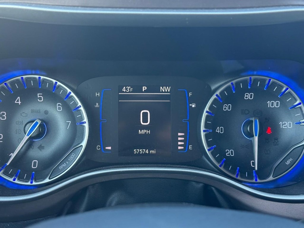 Chrysler Voyager Vehicle Full-screen Gallery Image 21