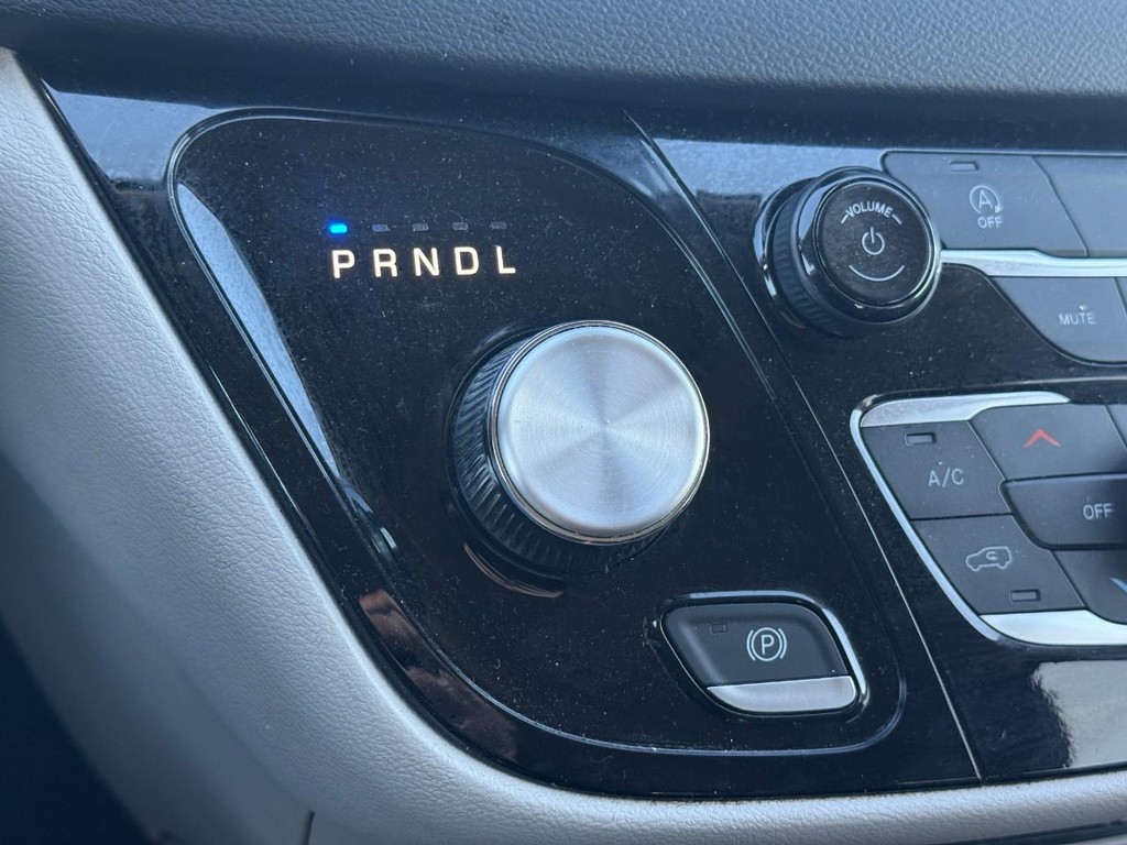 Chrysler Voyager Vehicle Full-screen Gallery Image 22