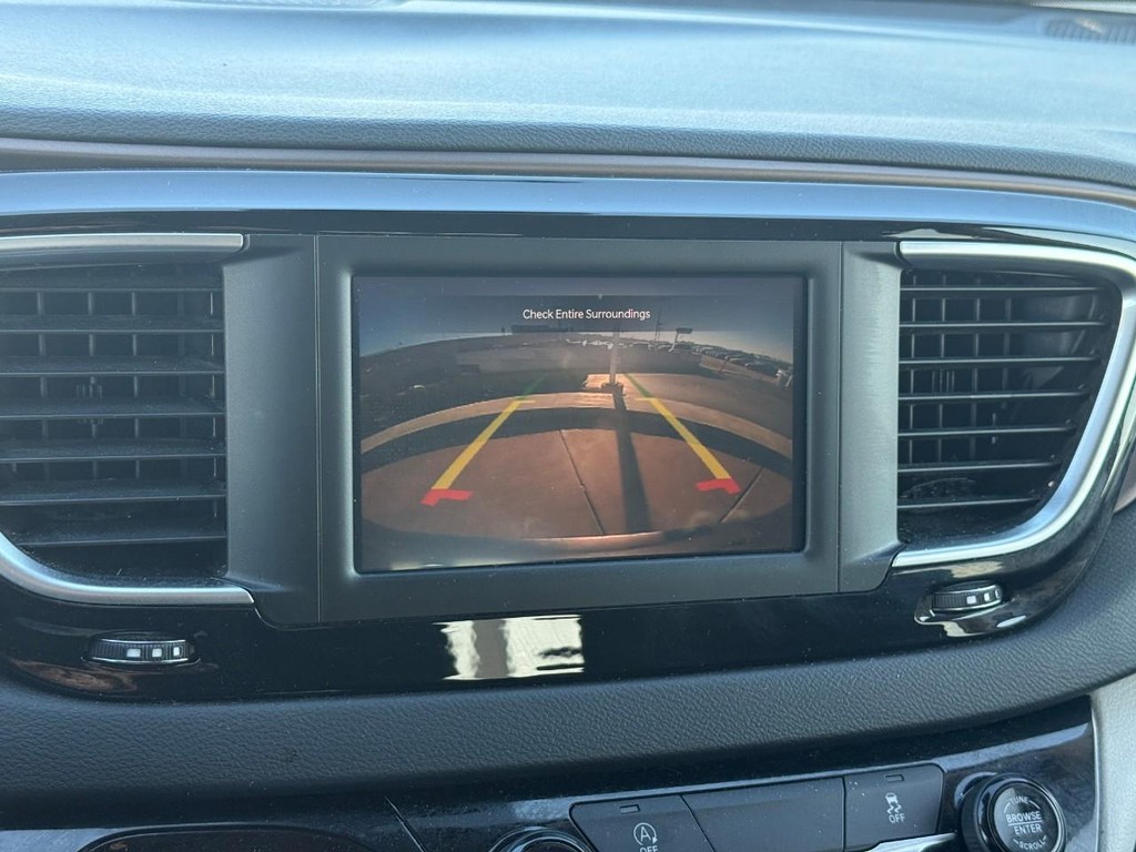 Chrysler Voyager Vehicle Full-screen Gallery Image 23