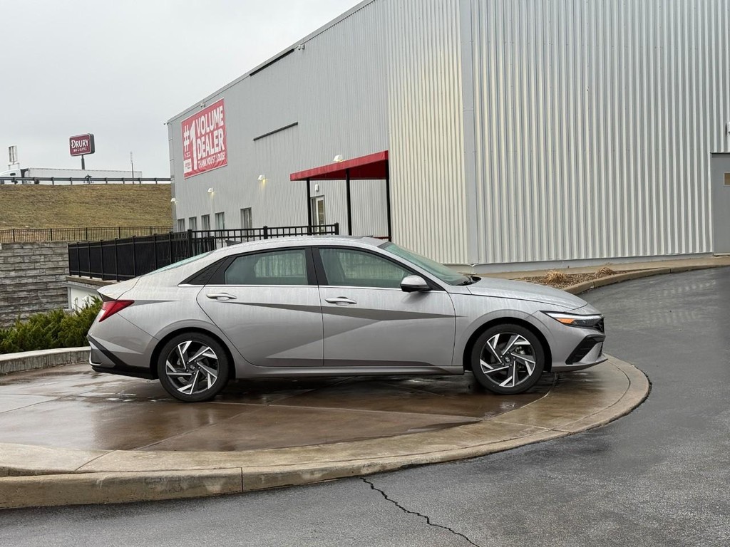 Hyundai Elantra Vehicle Full-screen Gallery Image 02