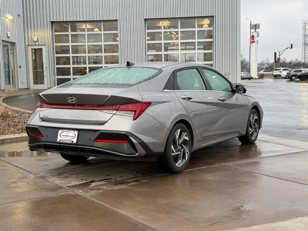 Hyundai Elantra Vehicle Full-screen Gallery Image 03