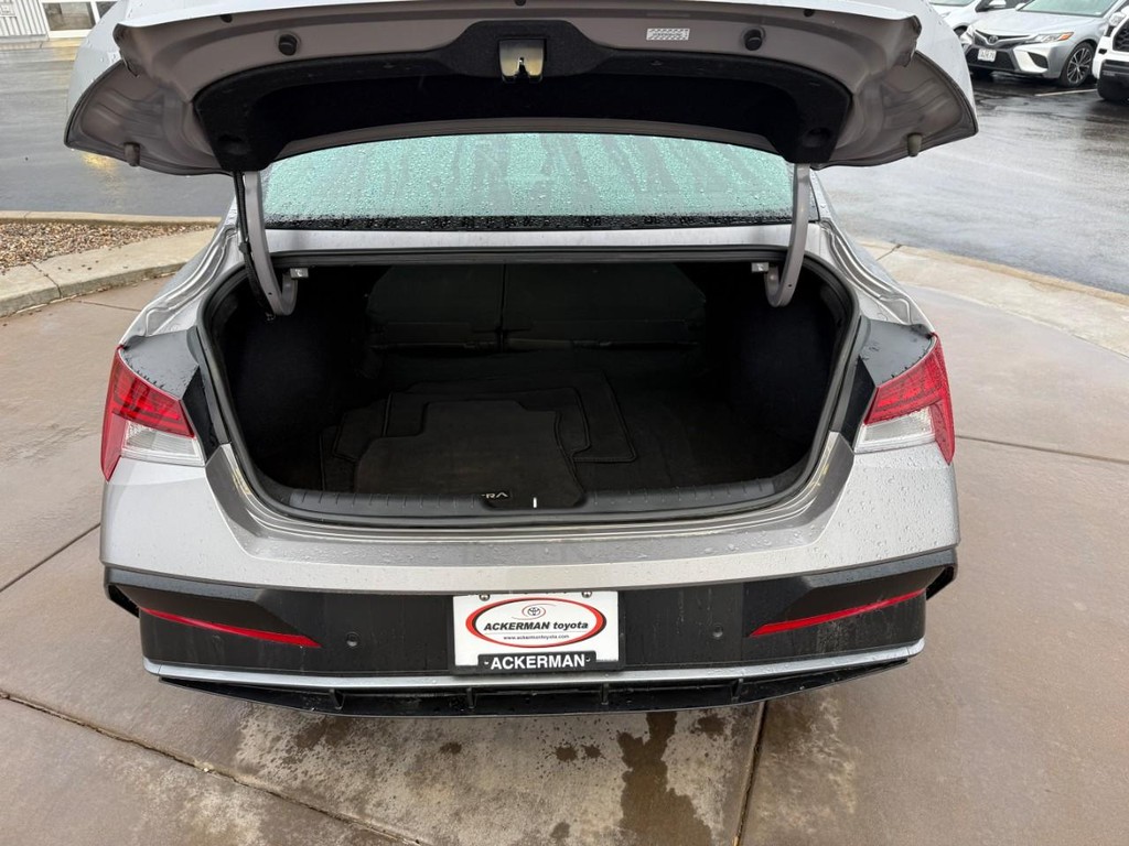 Hyundai Elantra Vehicle Full-screen Gallery Image 05