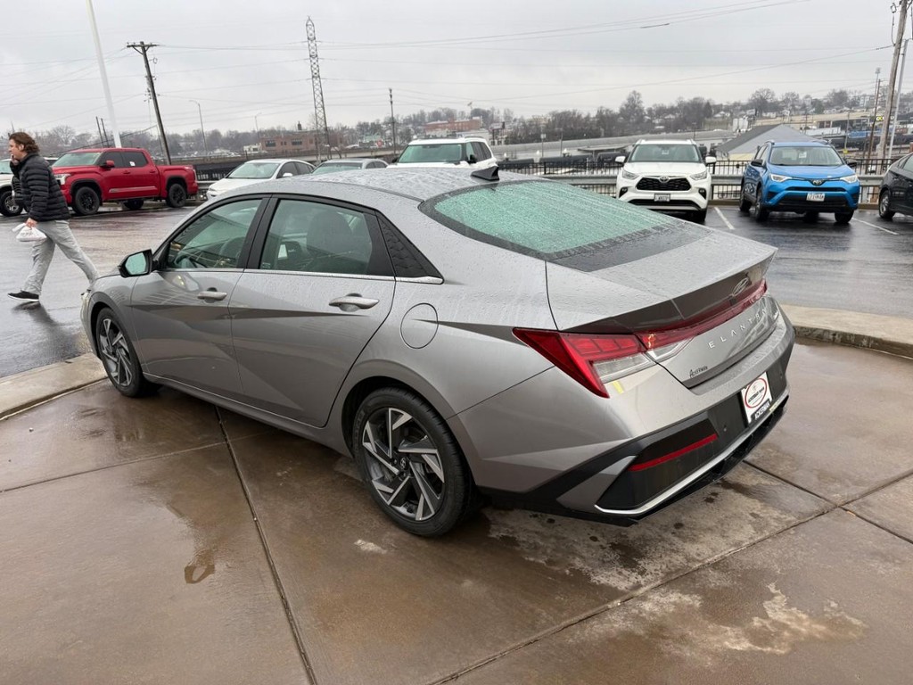 Hyundai Elantra Vehicle Full-screen Gallery Image 07