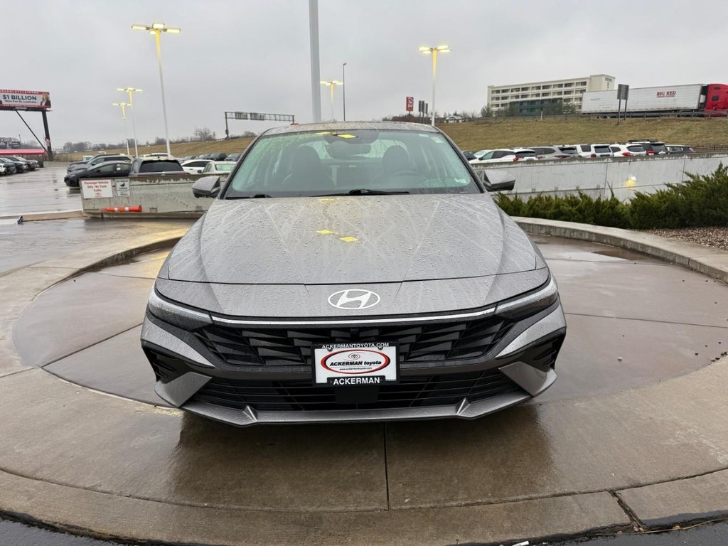 Hyundai Elantra Vehicle Full-screen Gallery Image 09