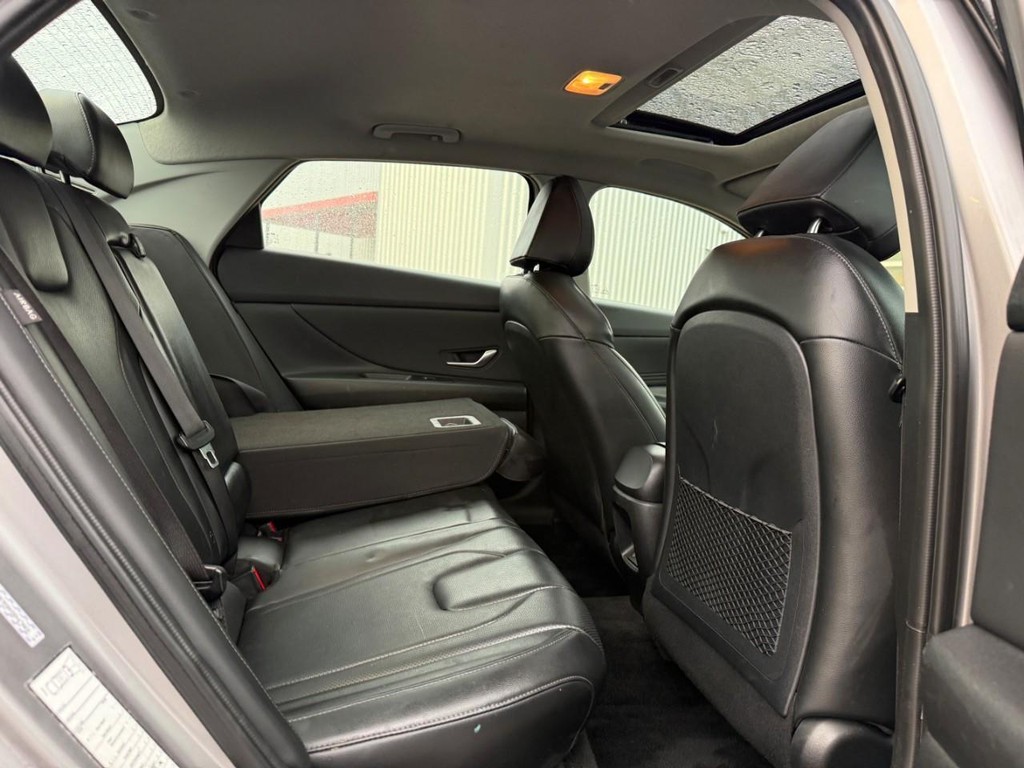 Hyundai Elantra Vehicle Full-screen Gallery Image 10