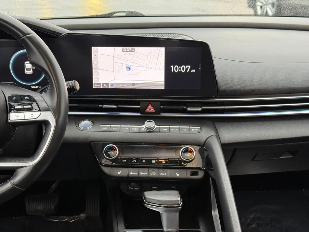 Hyundai Elantra Vehicle Full-screen Gallery Image 13