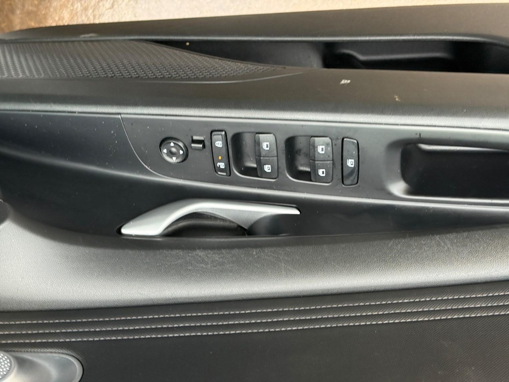 Hyundai Elantra Vehicle Full-screen Gallery Image 15