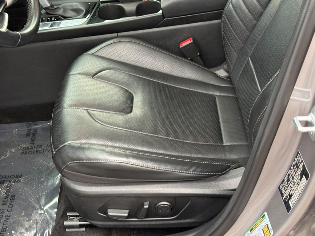 Hyundai Elantra Vehicle Full-screen Gallery Image 16