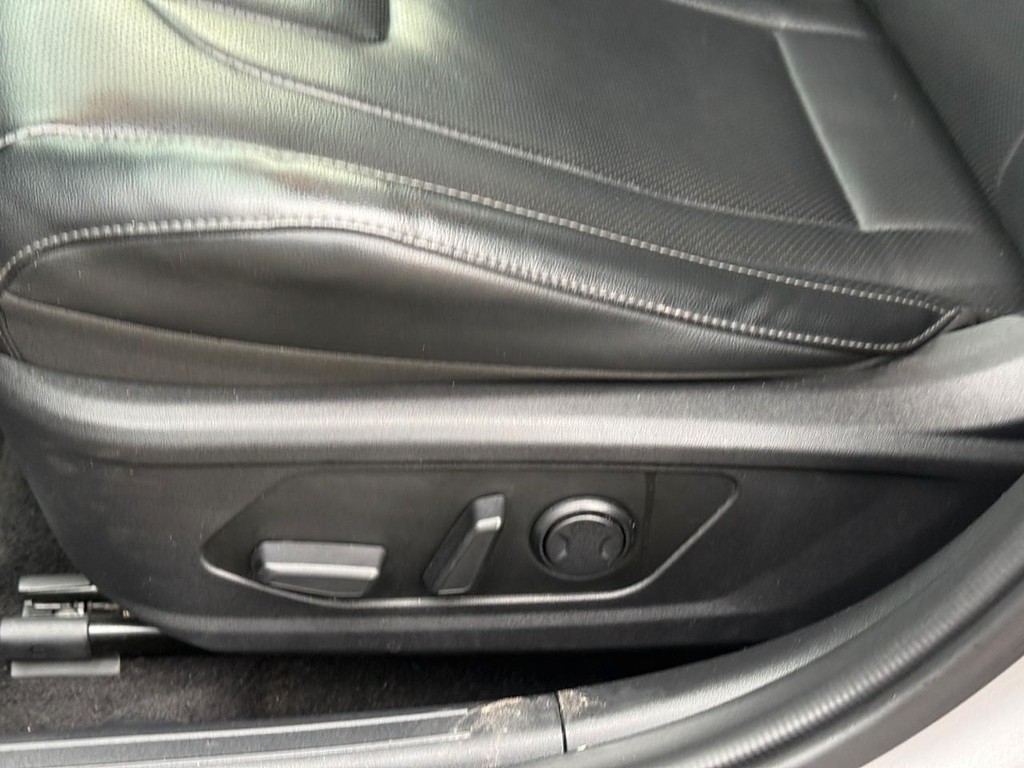 Hyundai Elantra Vehicle Full-screen Gallery Image 17