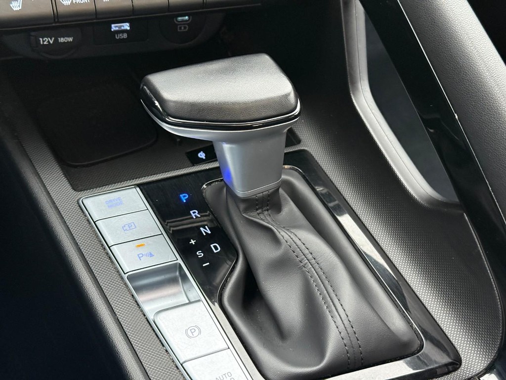 Hyundai Elantra Vehicle Full-screen Gallery Image 18