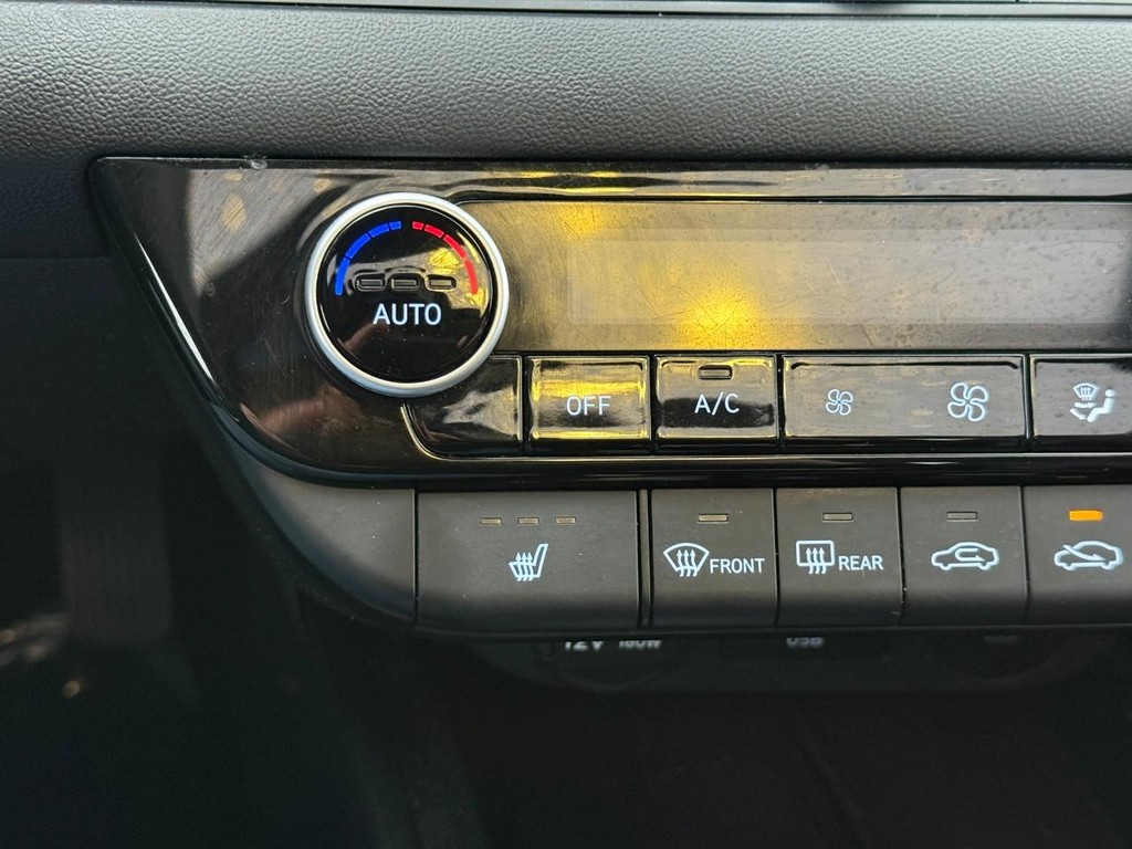 Hyundai Elantra Vehicle Full-screen Gallery Image 19