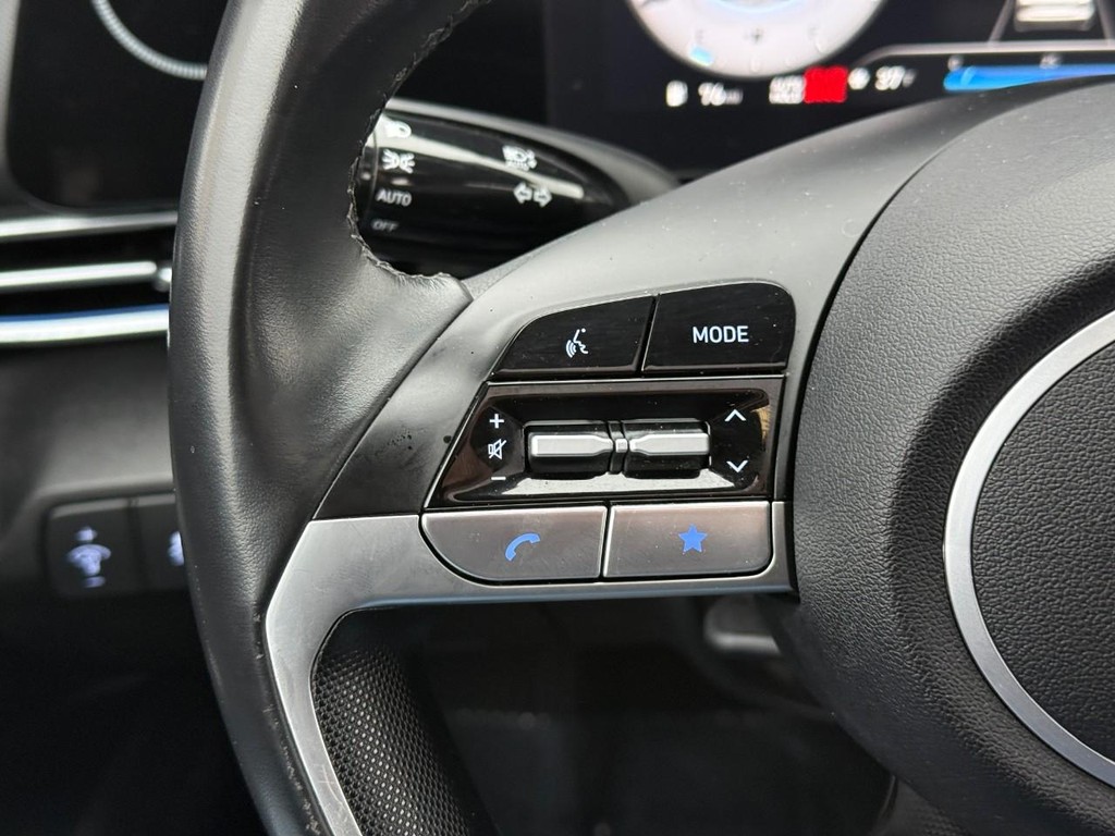 Hyundai Elantra Vehicle Full-screen Gallery Image 21