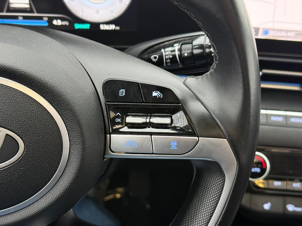 Hyundai Elantra Vehicle Full-screen Gallery Image 22