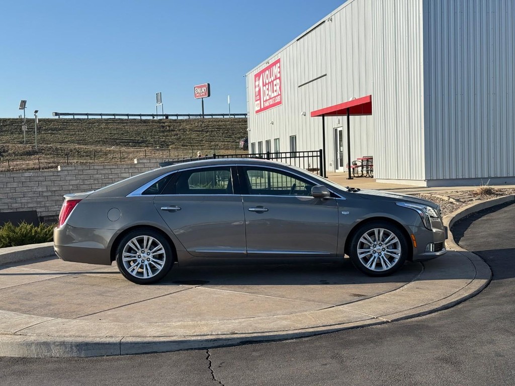 Cadillac XTS Vehicle Full-screen Gallery Image 02