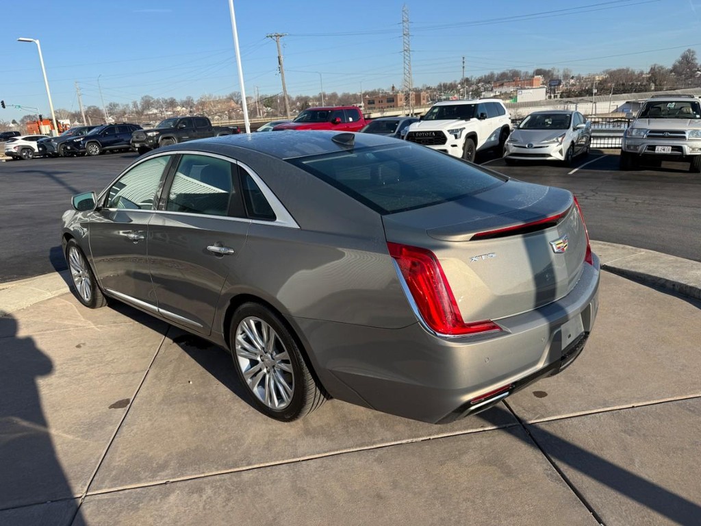 Cadillac XTS Vehicle Full-screen Gallery Image 05
