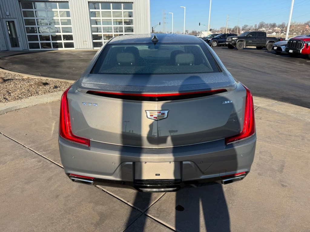 Cadillac XTS Vehicle Full-screen Gallery Image 06