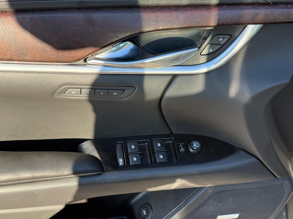 Cadillac XTS Vehicle Full-screen Gallery Image 15